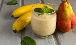 Smoothie mit Apfel, Birne und Banane