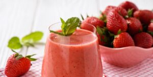 Smoothie mit Erdbeeren, Banane und Basilikum