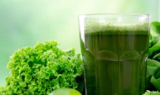 Smoothie mit Banane, Salat, Spinat und Datteln