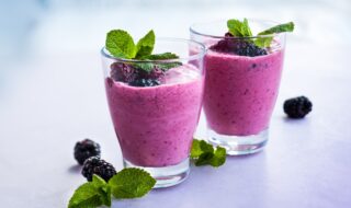 Himbeer-Smoothie mit Blaubeeren und Banane