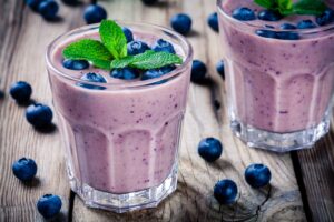 Smoothie mit Blaubeeren und Haferflocken