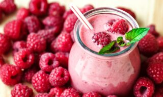 Joghurt-Smoothie mit Himbeeren und Cranberries