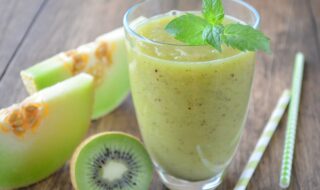 Smoothie mit Kiwi, Melone und Banane