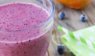 Smoothie mit Mango und Blaubeeren