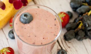 Smoothie mit Trauben, Banane und Beeren