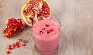 Mandelmilchshake mit Erdbeeren und Granatapfel