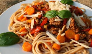 Vegane Spaghetti-Bolognese mit Möhre und Paprika