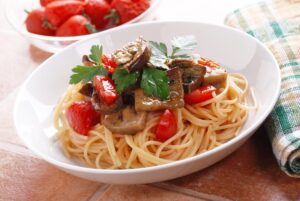 Maisnudeln mit Aubergine und Tomate