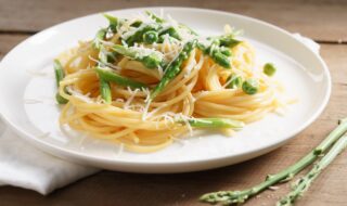 Spaghetti mit grünem Spargel, Erbsen und Parmesan