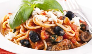 Spaghetti mit Oliven, Tomatensoße und veganem Feta