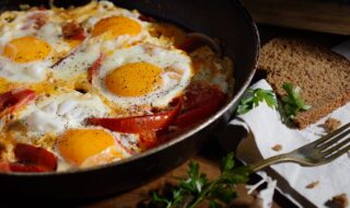 Paprika-Spiegelei auf Vollkornbrot