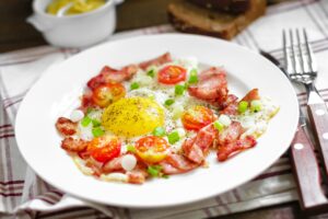 Spiegelei mit Tomaten, Schinkenspeck und Vollkornbrot