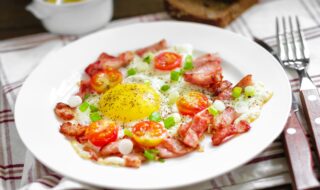 Spiegelei mit Tomaten, Schinkenspeck und Vollkornbrot