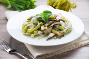 Spinat-Tagliatelle mit Steinpilzen