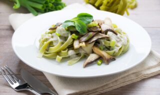 Spinat-Tagliatelle mit Steinpilzen