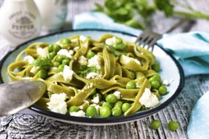 Spinattagliatelle mit Erbsen und Feta