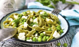 Spinattagliatelle mit Erbsen und Feta