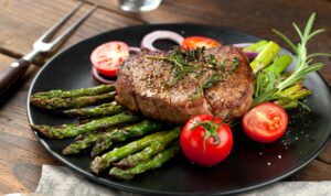 Steak mit grünem Spargel und Tomaten