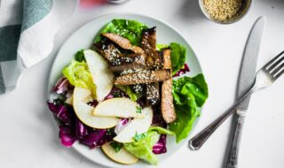 Salat mit Rinderstreifen, Birne und Sesam