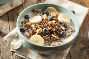 Quinoa mit Banane, Blaubeeren und Walnüssen