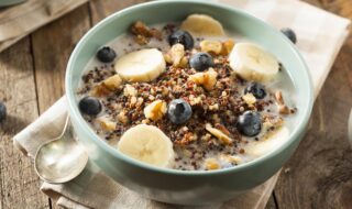 Quinoa mit Banane, Blaubeeren und Walnüssen