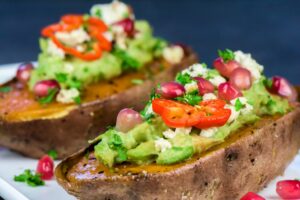 Süßkartoffel mit Avocado und Feta