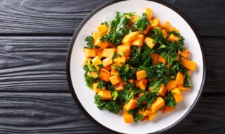 Süßkartoffeln mit Spinat und Cashewkernen