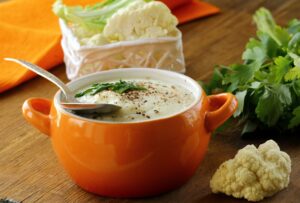 Suppe mit Blumenkohl und Kartoffeln