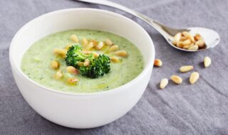 Suppe mit Soja-Hackfleisch, Kartoffeln, Brokkoli und Pinienkernen