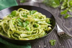 Tagliatelle mit Erbsen und Petersilienpesto