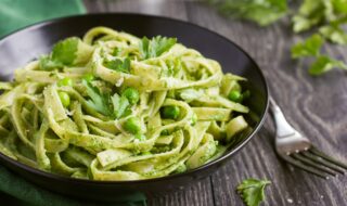 Tagliatelle mit Erbsen und Petersilienpesto