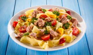 Tagliatelle mit Thunfisch, Tomaten und Paprika