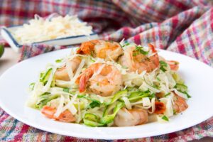 Tagliatelle mit Zucchini und Garnelen