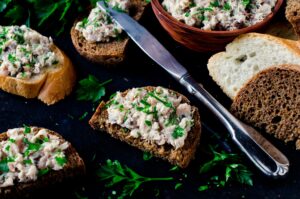 Thunfischaufstrich auf geröstetem Brot