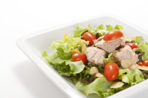 Thunfischsalat mit Tomaten, Eisbergsalat und Knoblauch