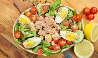 Thunfischsalat mit Tomaten, Gurke, Ei und Feldsalat