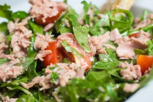 Thunfischsalat mit Tomaten und Rucola