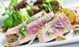 Thunfischsteak mit Bratkartoffeln und Salat