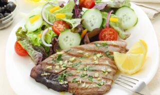 Thunfischsteak mit Salat