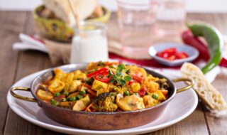 Tofu-Curry mit Pilzen und buntem Gemüse