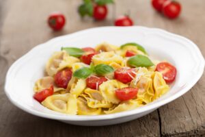 Tortellini mit Tomaten und Parmesan