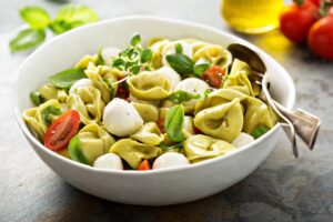 Tortellini mit Spinatfüllung, Tomaten und veganem Mozzarella