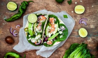 Tortilla mit Lachs, Feta und Avocado