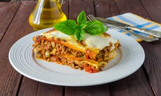 Vegane Lasagne mit Soja-Hackfleisch und Gemüse