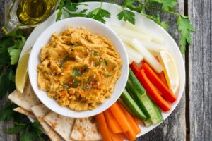 Kichererbsendip mit Gemüsestick und Tortillaecken