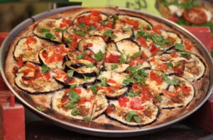 Pizza mit Aubergine und Tomaten