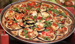 Pizza mit Aubergine und Tomaten