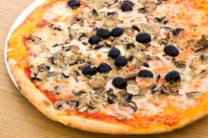 Pizza mit Champignons und Oliven