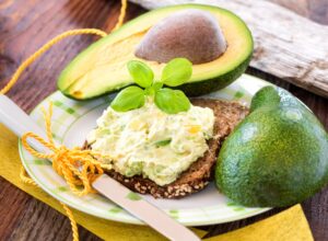 Eiweißbrot mit Avocado-Orangen-Creme