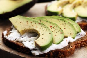 Mehrkornbrot mit Frischkäse und Avocado